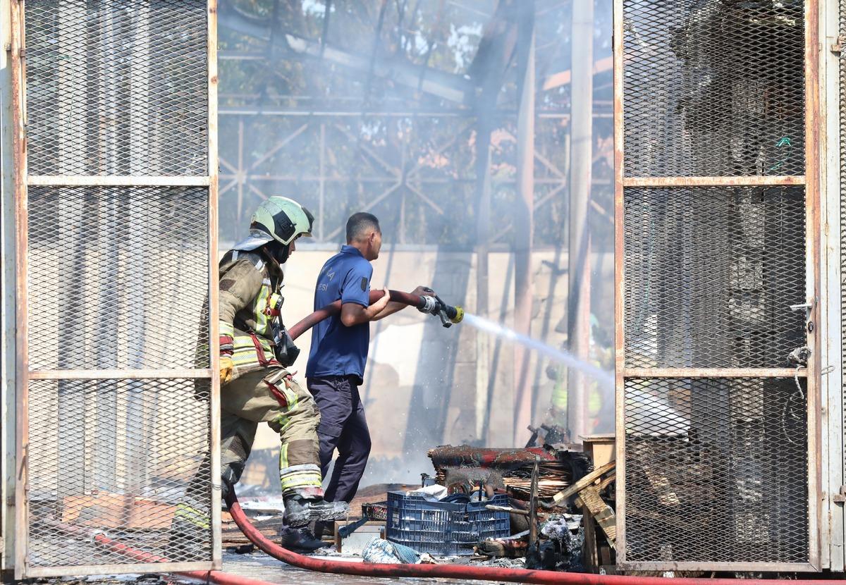Ankara Toptancı Hali'nde yangın &ccedil;ıktı