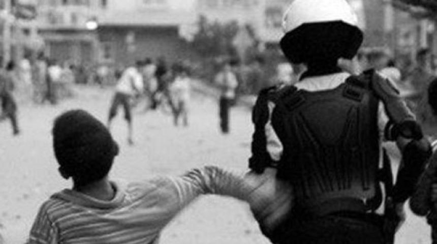 8 yaşındaki &ccedil;ocuğa &ouml;ld&uuml;resiye polis dayağı!