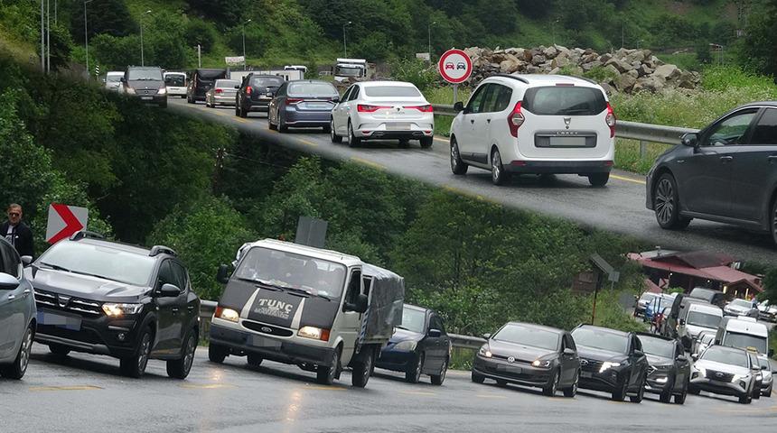 Bayram tatili ile birlikte akın akın geldiler: Araç kuyruğu 10 kilometreyi aştı! "Hiç böyle bir trafik görmemiştim"