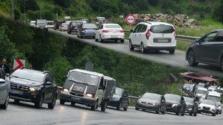 Bayram tatili ile birlikte akın akın geldiler: Araç kuyruğu 10 kilometreyi aştı! Hiç böyle bir trafik görmemiştim