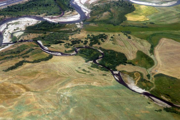 Ağrı'da çiftçilerin tarlalarda zorlu mesaisi G1