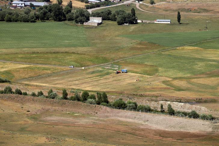 Ağrı'da çiftçilerin tarlalarda zorlu mesaisi G5