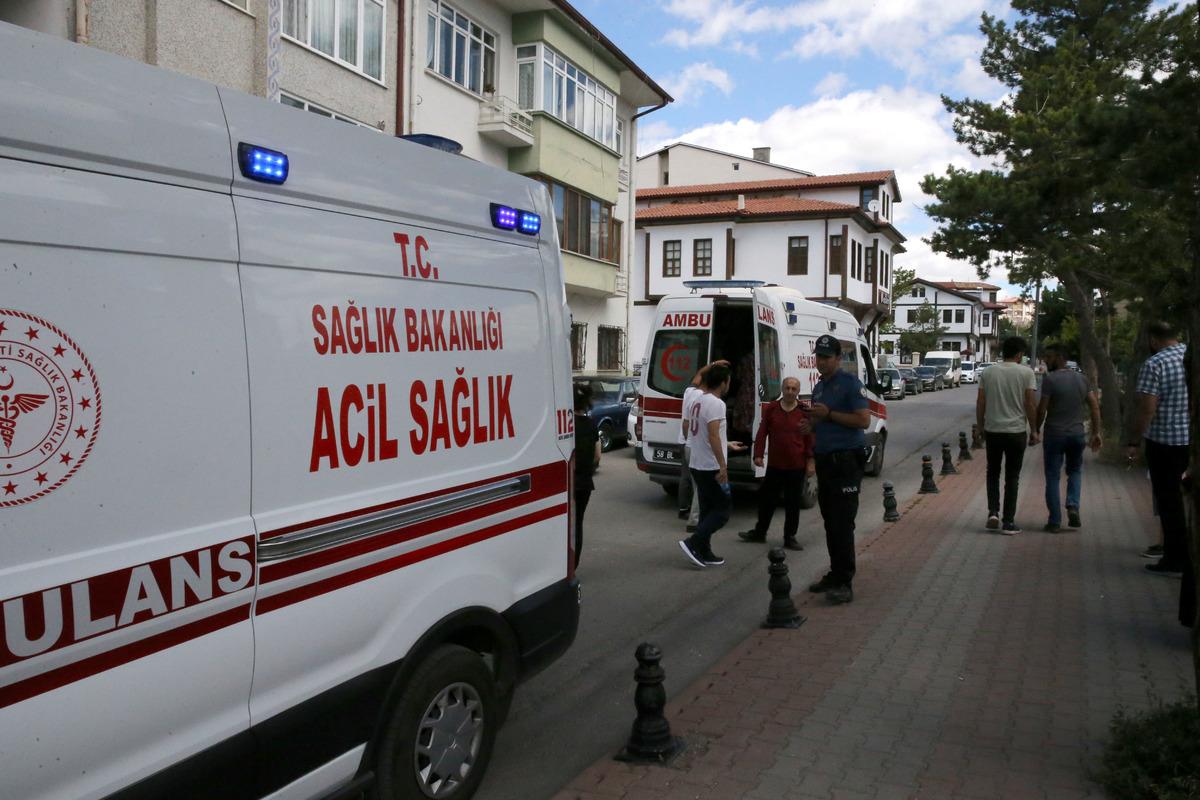 Sivas'ta binada &ccedil;ıkan yangında 5 kişi dumandan etkilendi