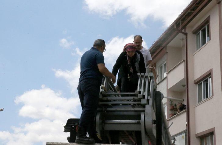 Sivas'ta binada çıkan yangında 5 kişi dumandan etkilendi G3