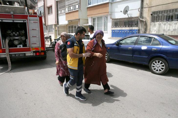 Sivas'ta binada çıkan yangında 5 kişi dumandan etkilendi G5