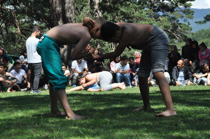 Bolu'daki güreşlerde bir sporcu ile rakibinin yakınları arasında kavga çıktı G1