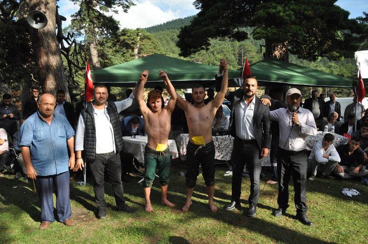 Bolu'daki güreşlerde bir sporcu ile rakibinin yakınları arasında kavga çıktı G3