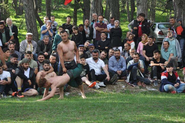 Bolu'daki güreşlerde bir sporcu ile rakibinin yakınları arasında kavga çıktı G2