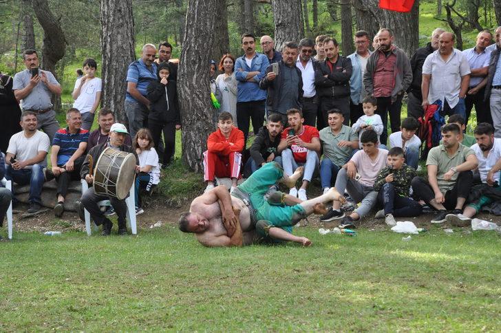 Bolu'daki güreşlerde bir sporcu ile rakibinin yakınları arasında kavga çıktı G4