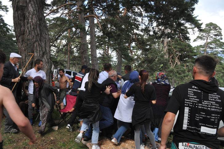 Bolu'daki güreşlerde bir sporcu ile rakibinin yakınları arasında kavga çıktı G5