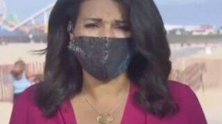 Canlı yayında bir anda pantolonunu indirdi! Sunucu ne yapacağını şaşırdı