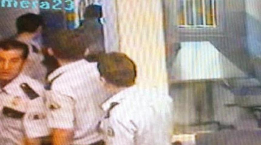 8 yaşındaki çocuğa polis dayağı