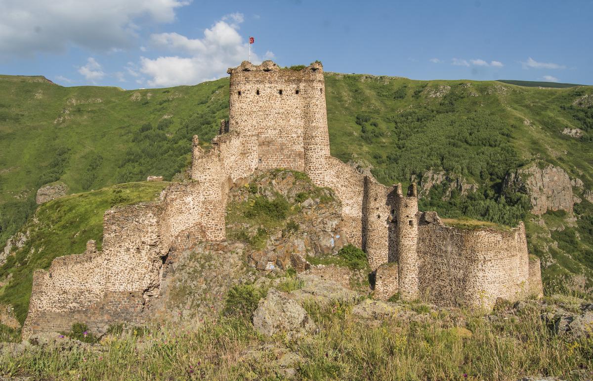 Ardahan'da kanyonun zirvesindeki "Şeytan Kalesi" tatilde ziyaret&ccedil;ilerini ağırlıyor