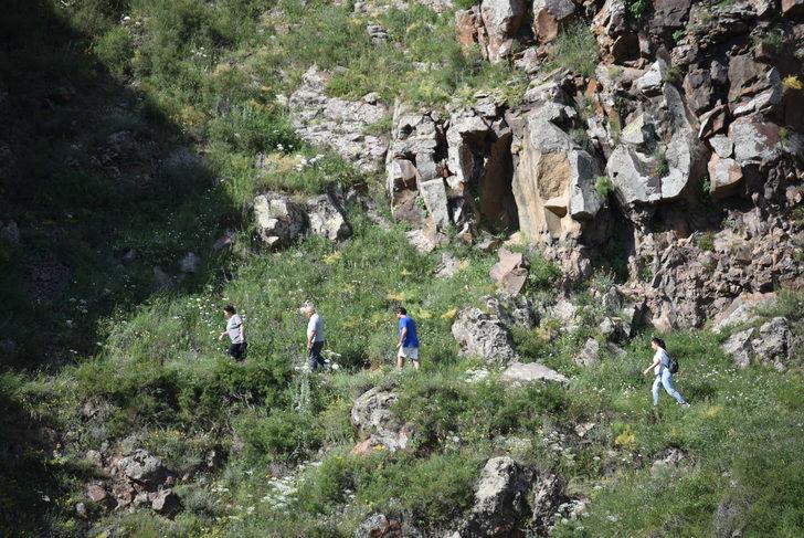 Ardahan'da kanyonun zirvesindeki "Şeytan Kalesi" tatilde ziyaretçilerini ağırlıyor G2