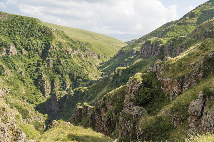 Ardahan'da kanyonun zirvesindeki "Şeytan Kalesi" tatilde ziyaretçilerini ağırlıyor G3