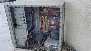 Aksaray'da evin balkonunda unutulan bilgisayar kasası güvercinlere yuva oldu