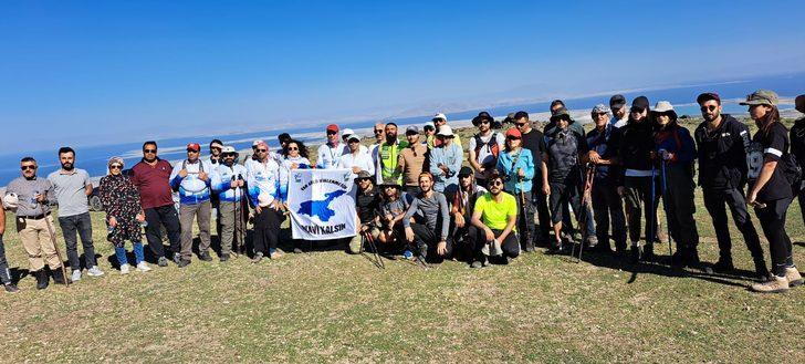 Van Gölü'ne dikkati çekmek için Süphan Dağı'na tırmandılar G3