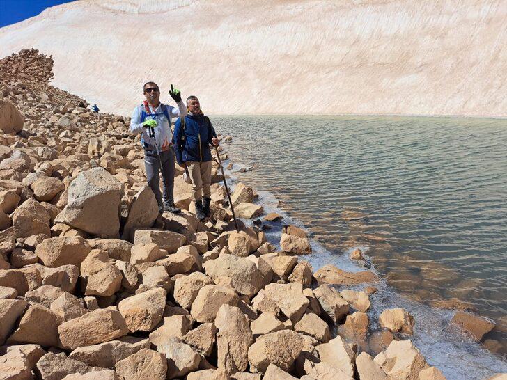 Van Gölü'ne dikkati çekmek için Süphan Dağı'na tırmandılar G4