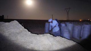 Ay ışığında zorlu mesai! Günlük 500 lira kazanıyorlar ama kör olma riskleri var...