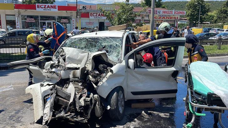 Samsun'da otomobil belediye otobüsüne çarptı, 2 kişi öldü, 3 kişi yaralandı G5