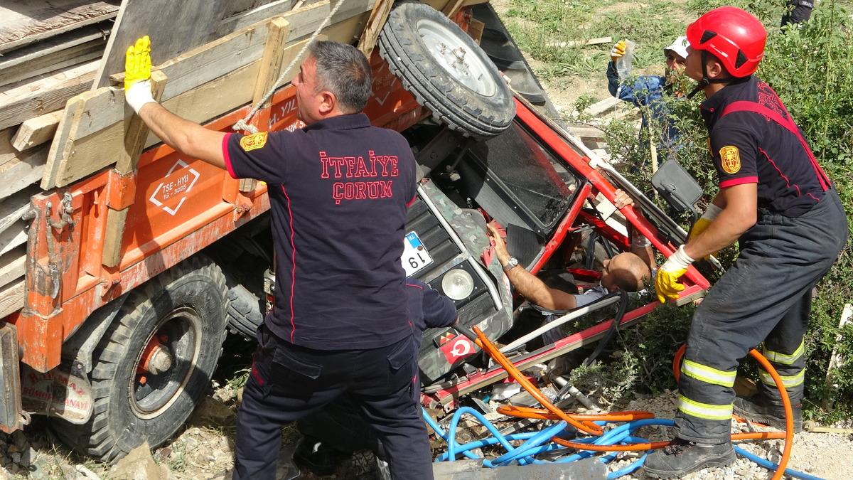 &Ccedil;orum'da devrilen trakt&ouml;r&uuml;n s&uuml;r&uuml;c&uuml;s&uuml; "robs demiri" sayesinde hayata tutundu