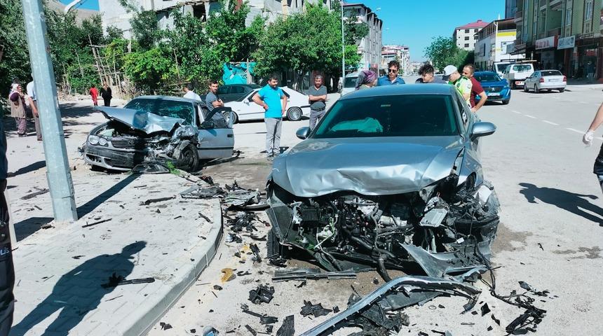 Kahramanmaraş'ta iki otomobilin çarpıştığı kazada 4 kişi yaralandı