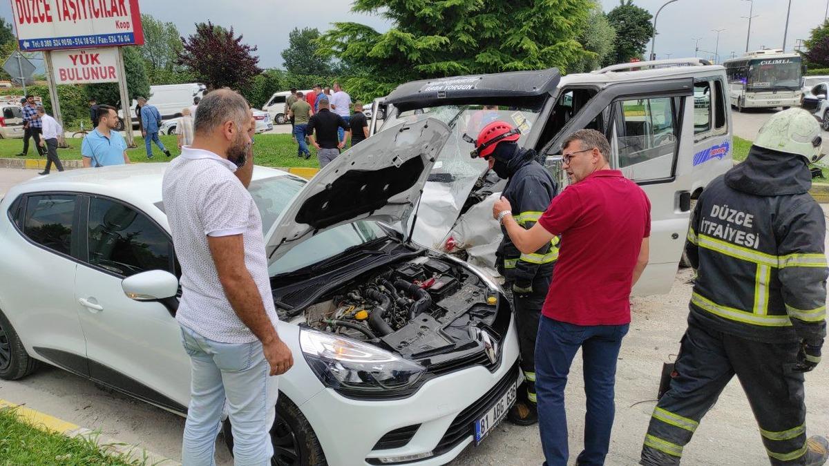 D&uuml;zce'de &uuml;&ccedil; aracın karıştığı kazada 11 kişi yaralandı