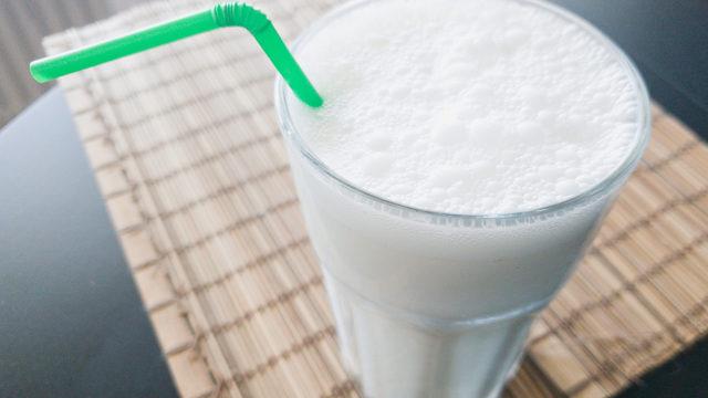 Şekerli içecekleri bir daha içmeyeceksiniz! Yağ yakımını hızlandırır, kilo vermeyi kolaylaştırır: Sodalı ayran tarifi, sodalı ayran faydaları