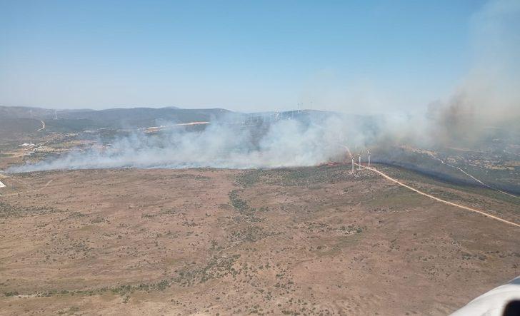 Çeşme'de makilik alanda çıkan yangına müdahale ediliyor G2