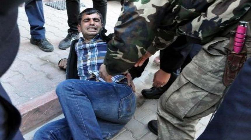 Adliye önünde bıçaklı saldırı