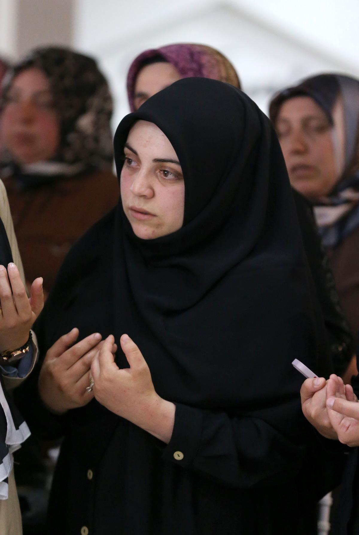 Şehidin eşi d&uuml;ğ&uuml;n g&uuml;n&uuml;nde d&uuml;ğ&uuml;nlerinin yapılacağı salonda mevlit okuttu