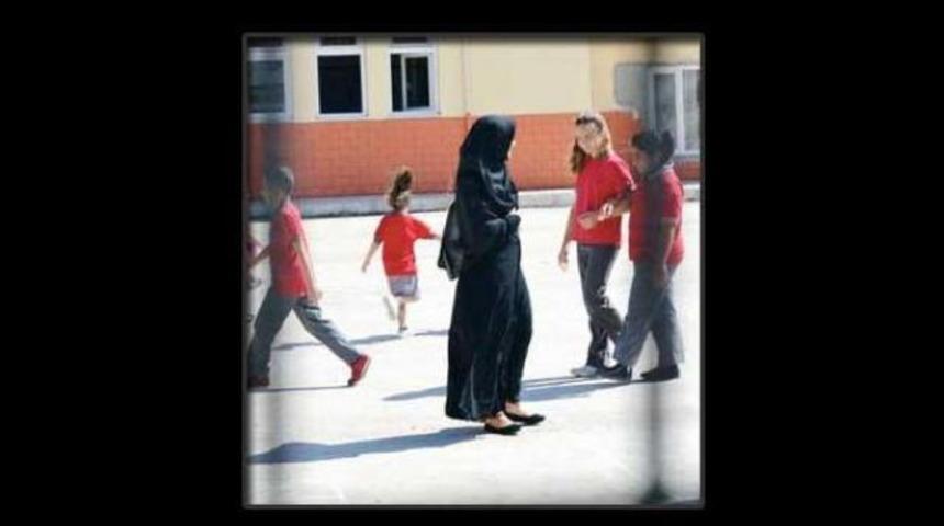 Tesettürlü öğretmen tepki çekti