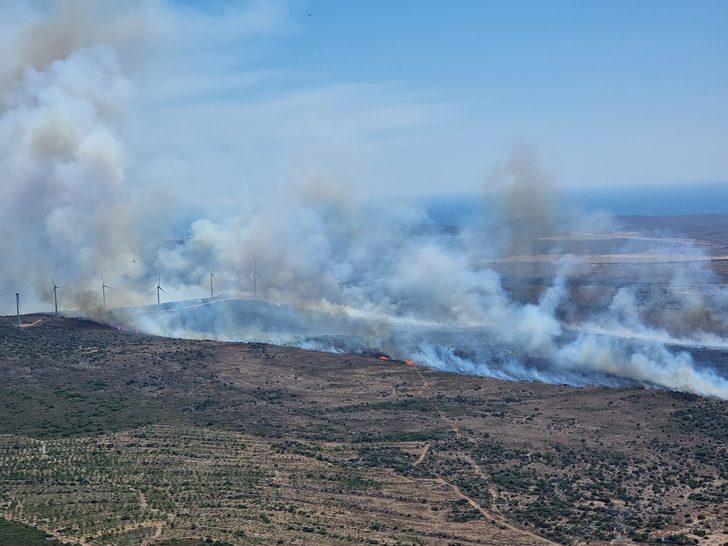 GÜNCELLEME - Çeşme'de makilik alanda çıkan yangına müdahale ediliyor G1