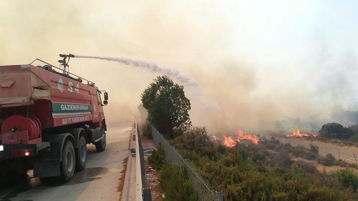 GÜNCELLEME - Çeşme'de makilik alanda çıkan yangına müdahale ediliyor G4
