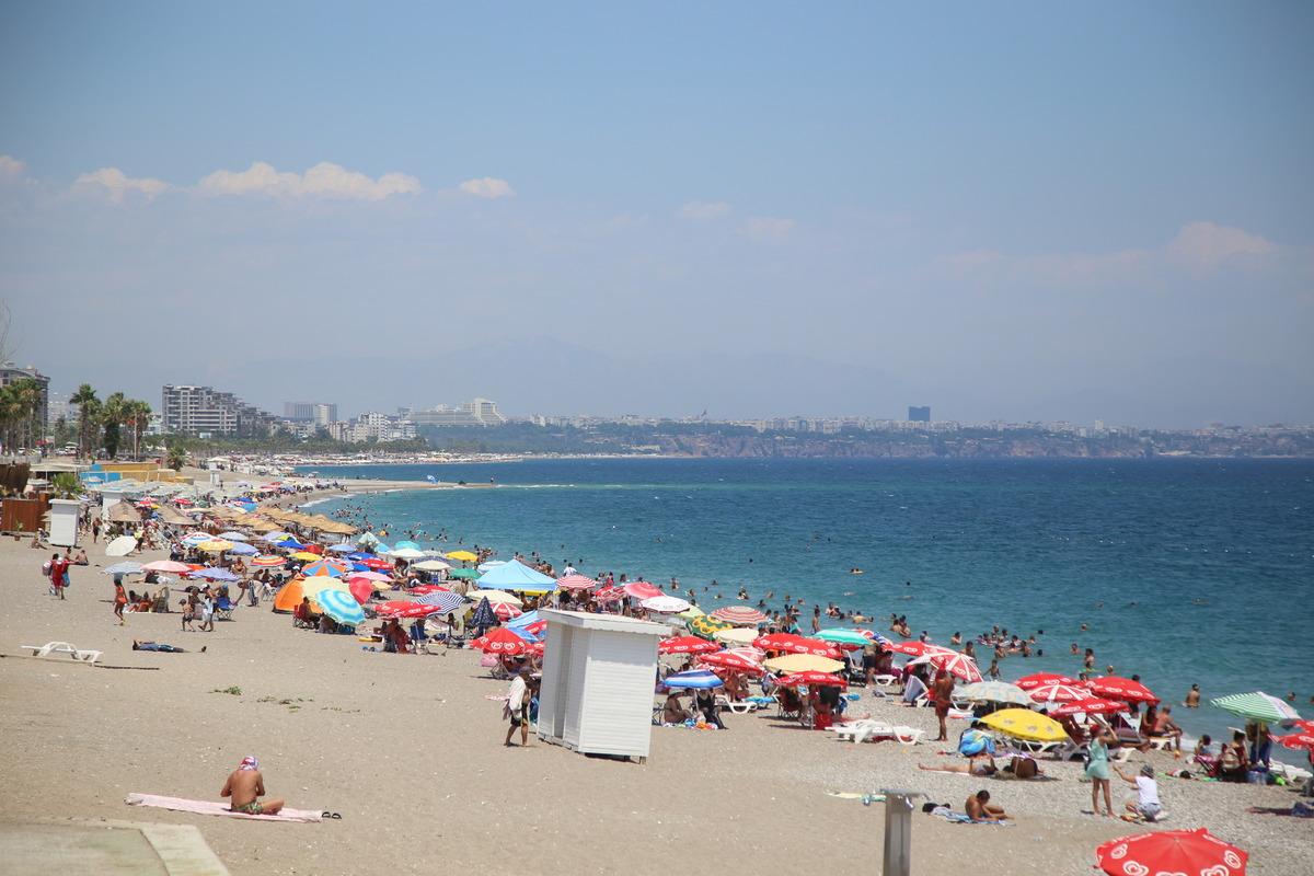 Antalya sahillerinde bayram tatili yoğunluğu