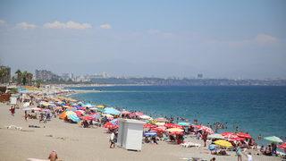 Antalya sahillerinde bayram tatili yoğunluğu