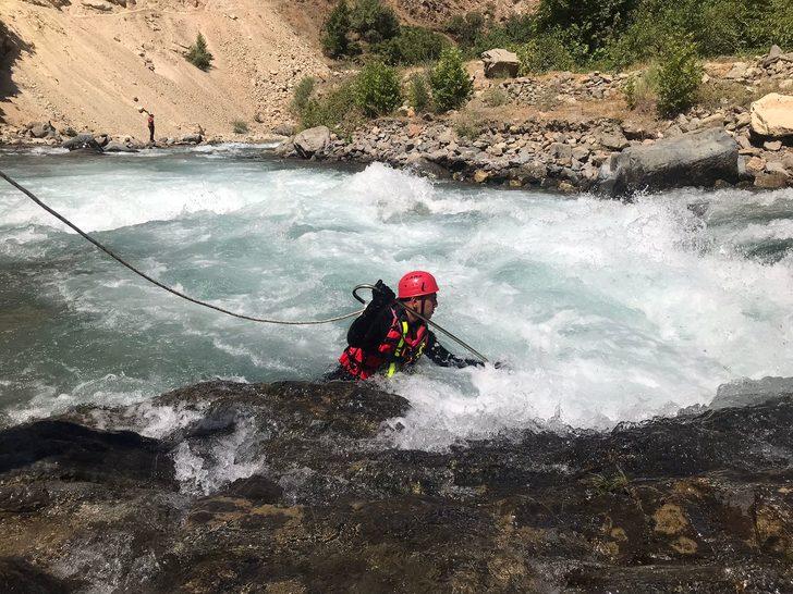 Müküs Çayı'na düşen hemşireye ulaşılmaya çalışılıyor G1