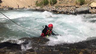 Müküs Çayı'na düşen hemşireye ulaşılmaya çalışılıyor