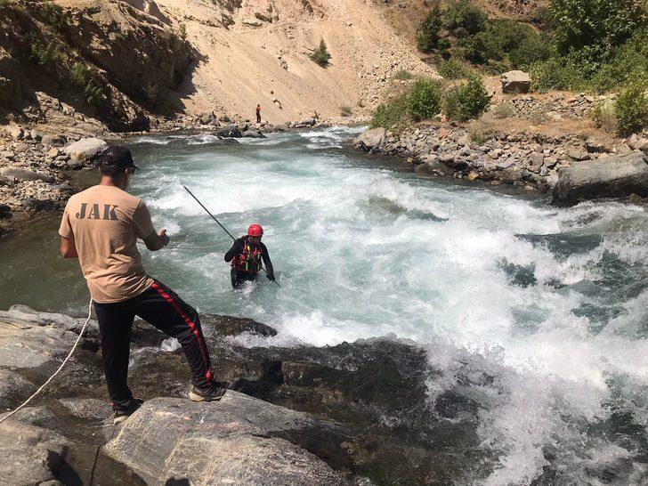 Müküs Çayı'na düşen hemşireye ulaşılmaya çalışılıyor G4
