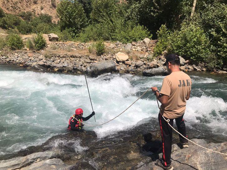 Müküs Çayı'na düşen hemşireye ulaşılmaya çalışılıyor G5