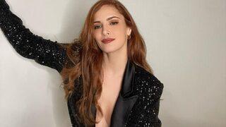 Mine Tugay süper mini elbisesiyle bacak bacak üstüne atıp poz verdi! 