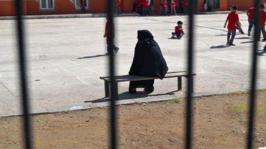 Tesettür kıyafetli öğretmene inceleme