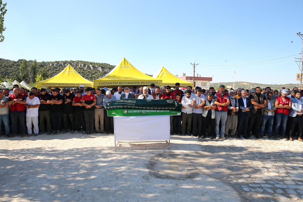 Togo'daki kazada hayatını kaybeden İHH g&ouml;n&uuml;ll&uuml;s&uuml; Gaziantep'te son yolculuğuna uğurlandı