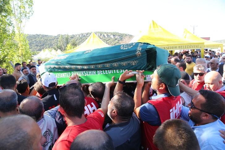 Togo'daki kazada hayatını kaybeden İHH gönüllüsü Gaziantep'te son yolculuğuna uğurlandı G5