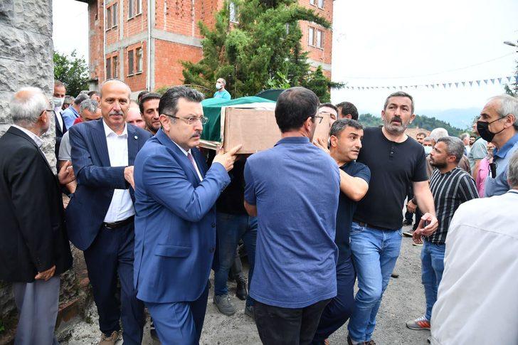 Trabzon'da tedavi gördüğü hastanede hayatını kaybeden işçi son yolculuğuna uğurlandı G3