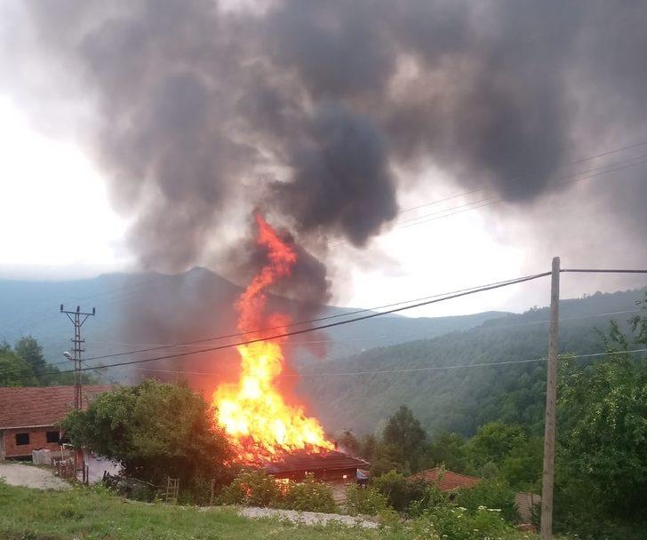 Karabük'te çıkan yangında iki katlı ev kullanılamaz hale geldi G1