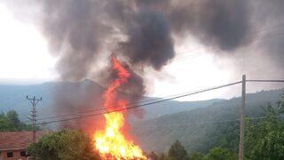 Karabük'te çıkan yangında iki katlı ev kullanılamaz hale geldi