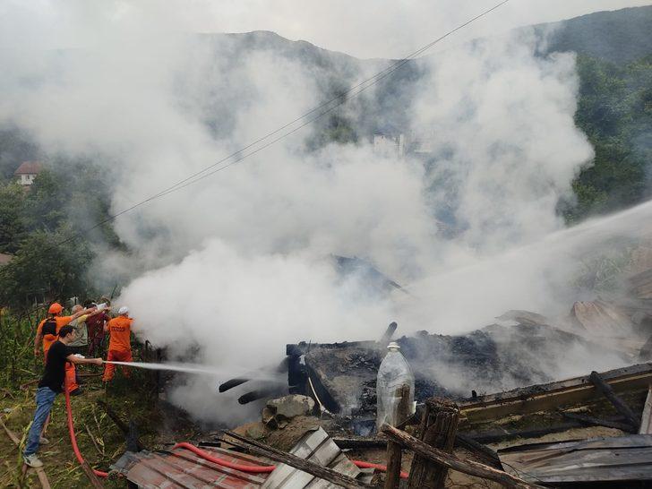 Karabük'te çıkan yangında iki katlı ev kullanılamaz hale geldi G2
