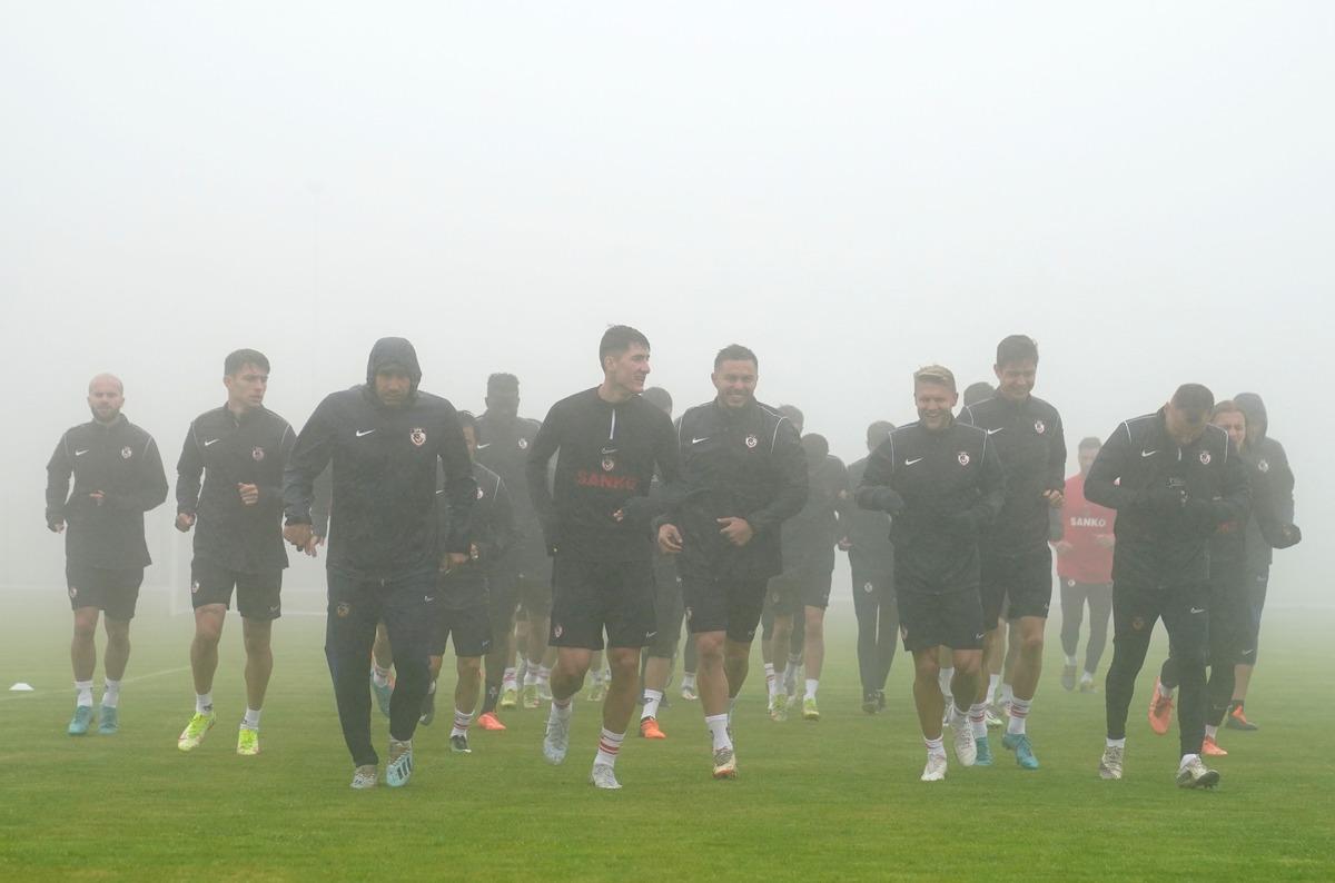 Gaziantep FK, &uuml;&ccedil;&uuml;nc&uuml; etap kamp &ccedil;alışmalarını D&uuml;zce'de s&uuml;rd&uuml;r&uuml;yor