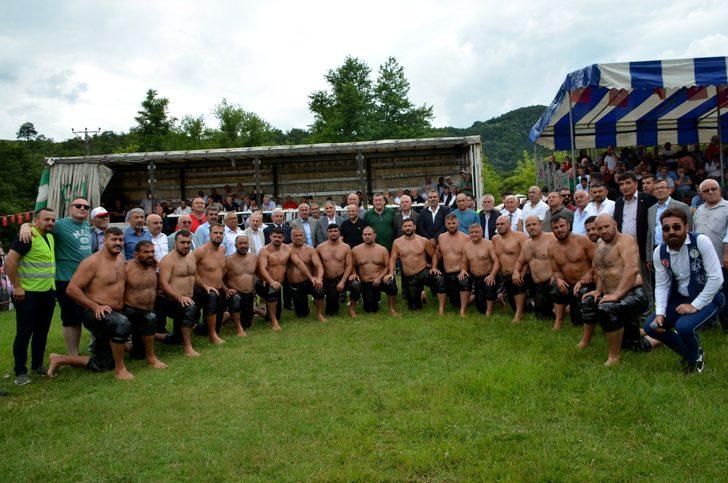 Yaraşlıyörük Yağlı Güreşleri'nde başpehlivan Faruk Akkoyun oldu G1